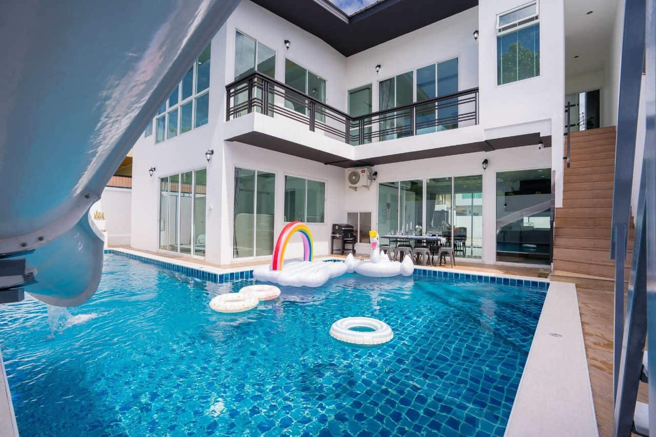 ไวท์เฮ้าส์ พูลวิลล่า จ.ชลบุรี White House PoolVilla Pattaya บ้านพักพูลวิลล่าบางเสร่ติดทะเล baan poolvilla บางแสน บังกะโลพัทยา บ้านพักวิลล่าชลบุรี ที่พักชลบุรี พูลวิลล่าหาดจอมเทียน 