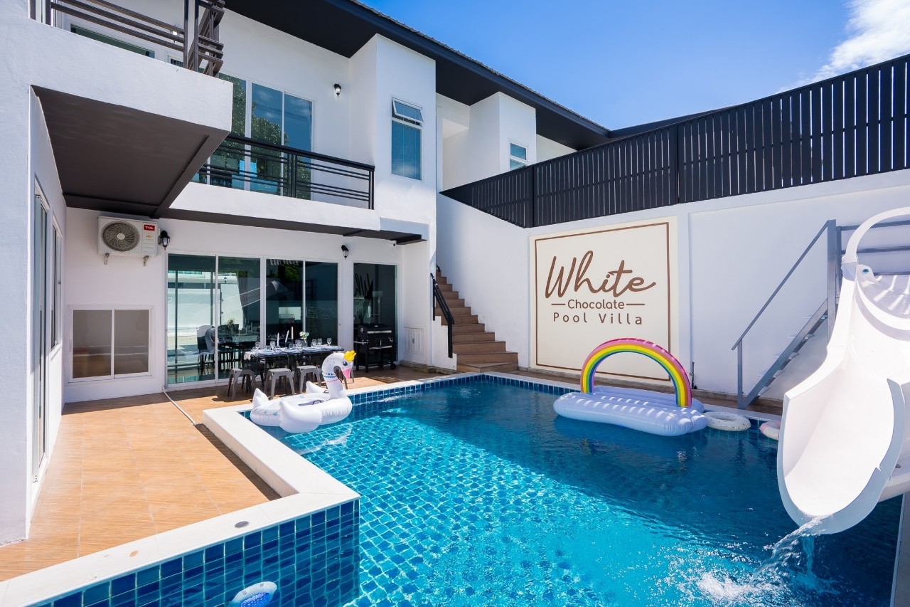 ไวท์เฮ้าส์ พูลวิลล่า จ.ชลบุรี White House PoolVilla Pattaya บ้านพักพูลวิลล่าบางเสร่ติดทะเล baan poolvilla บางแสน บังกะโลพัทยา บ้านพักวิลล่าชลบุรี ที่พักชลบุรี พูลวิลล่าหาดจอมเทียน 